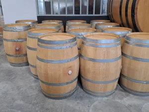 BARRELS IN OAK WOOD CAPACITY LITERS 225/228 OF THIRD-USE USED FOR RED WINE SECOND-HAND EQUIPMENT