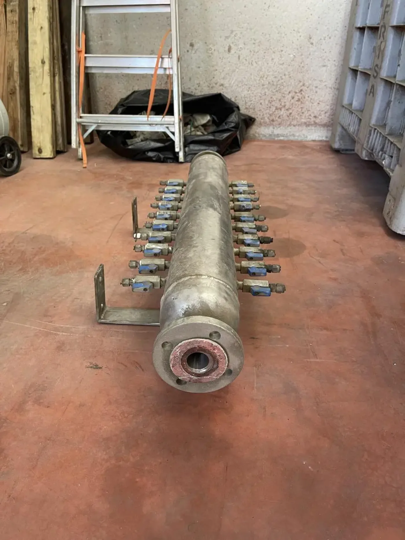 USED STAINLESS STEEL COMPRESSED AIR DISTRIBUTOR - 5