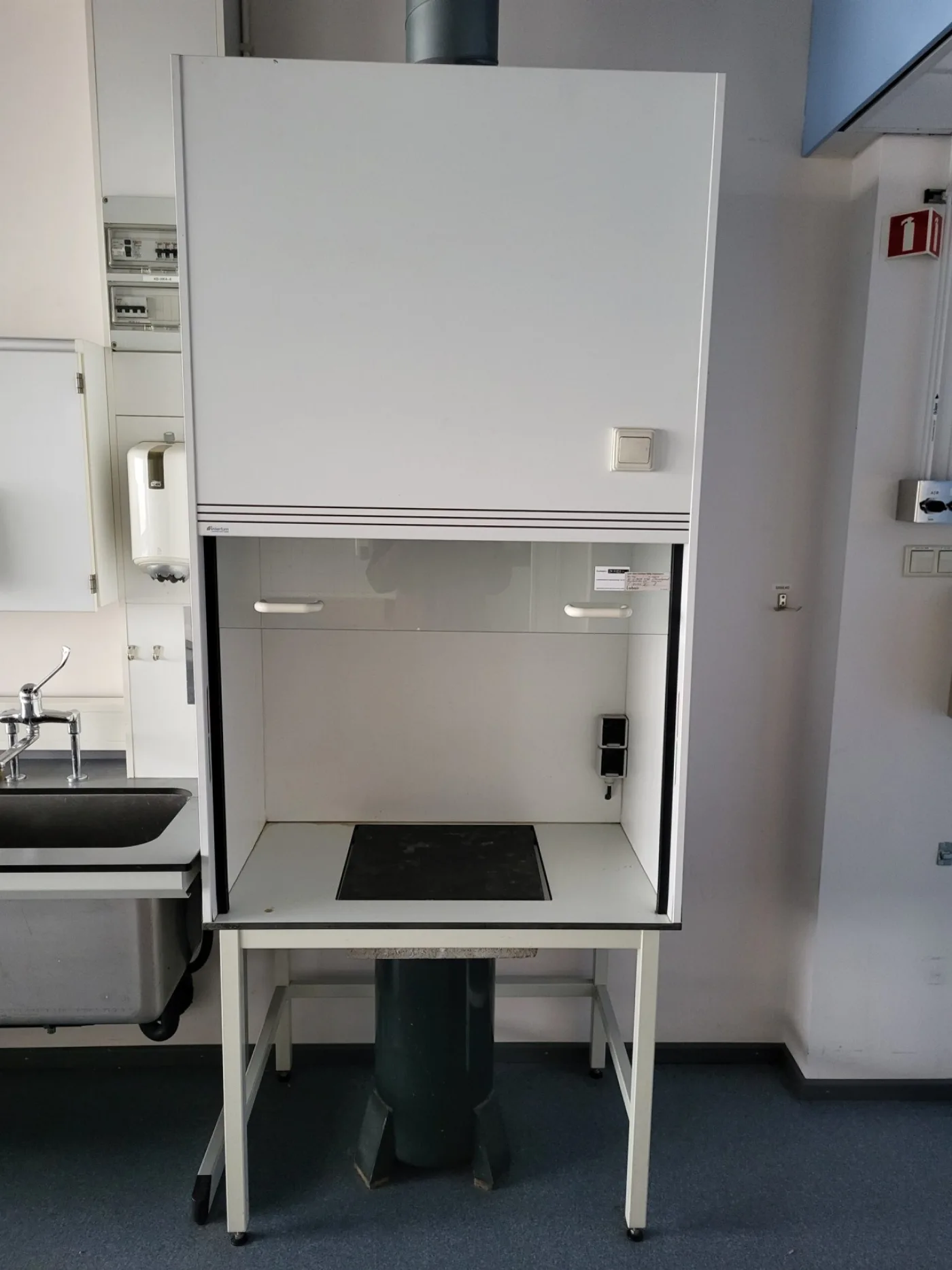 1978 - Used Interfurn extraction cabinet with weighing block - 1