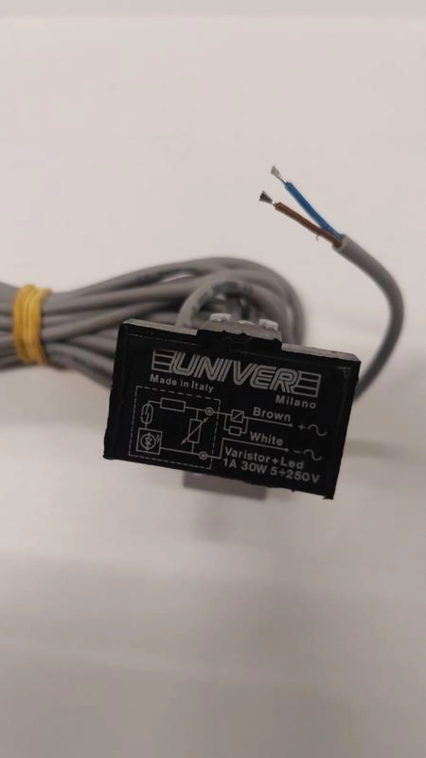 Magnetic proximity switch - 3