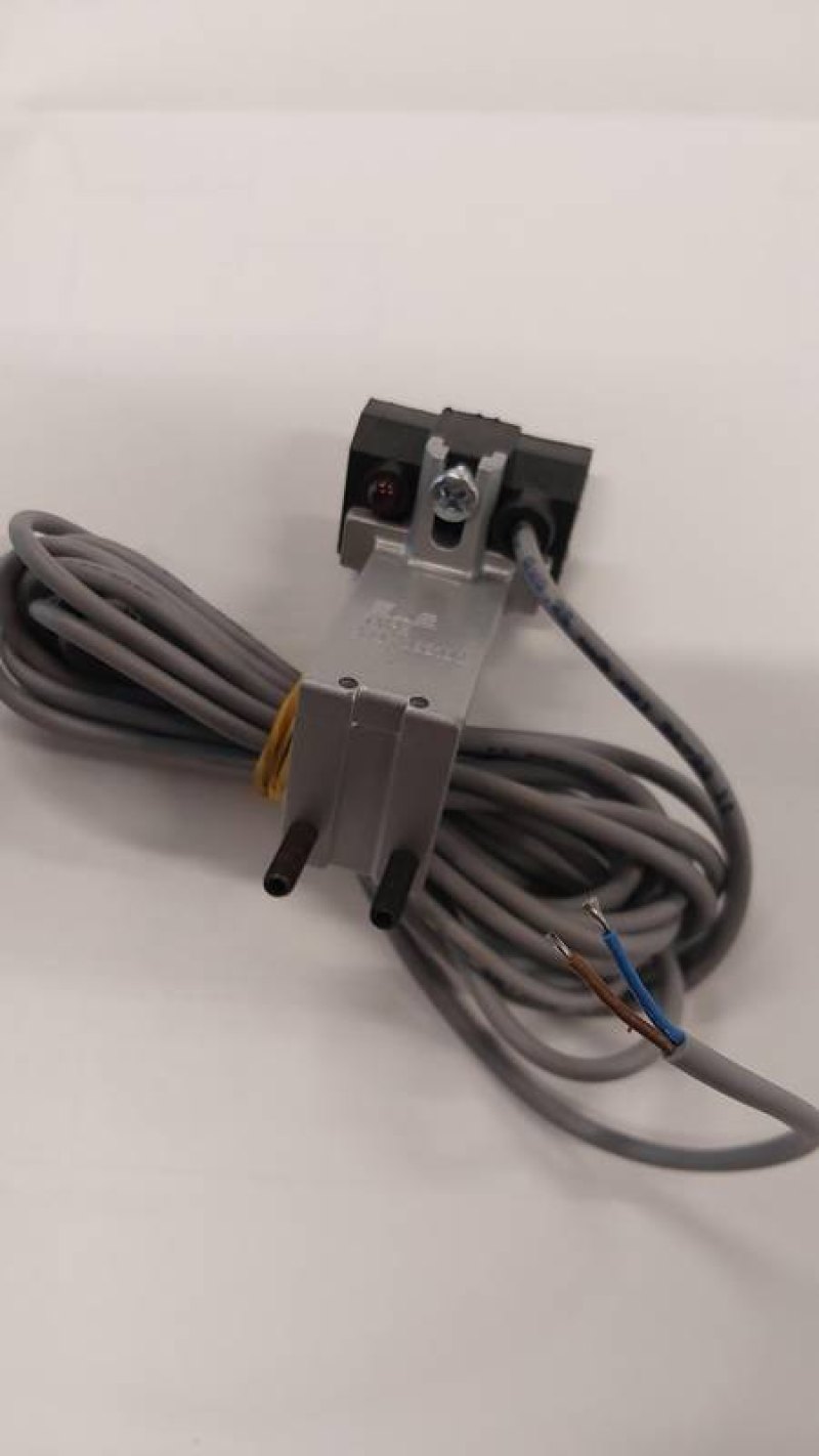 Magnetic proximity switch
