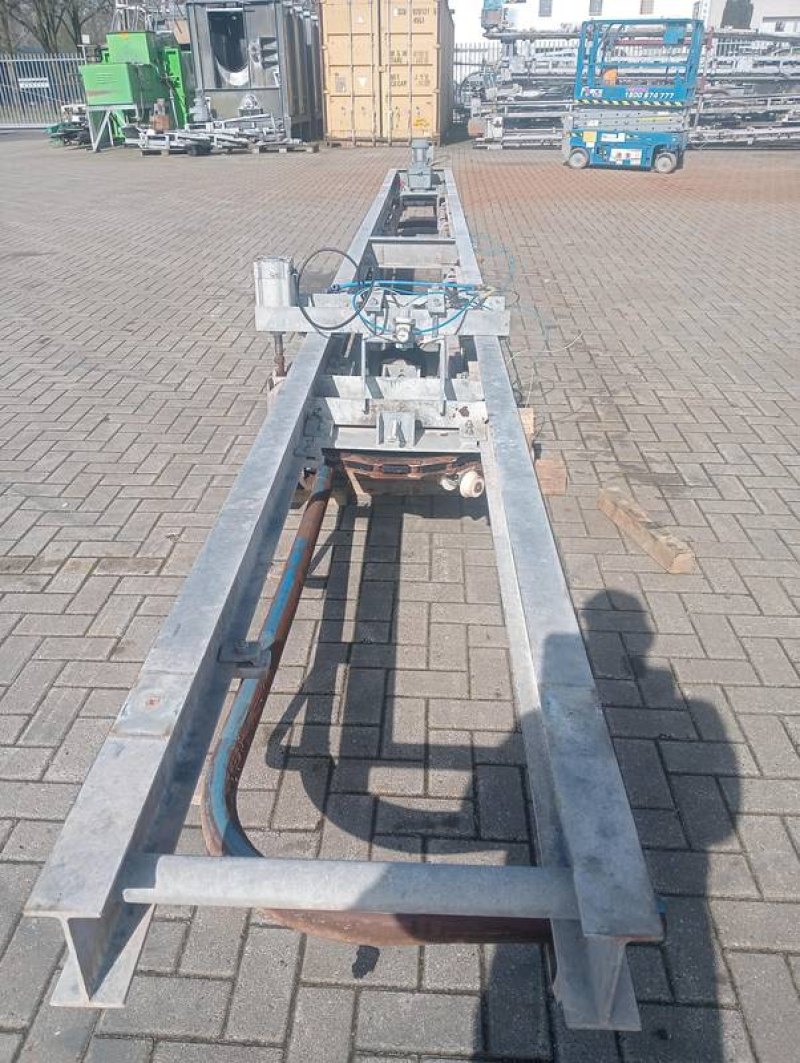 Slaughtering conveyor with dropper