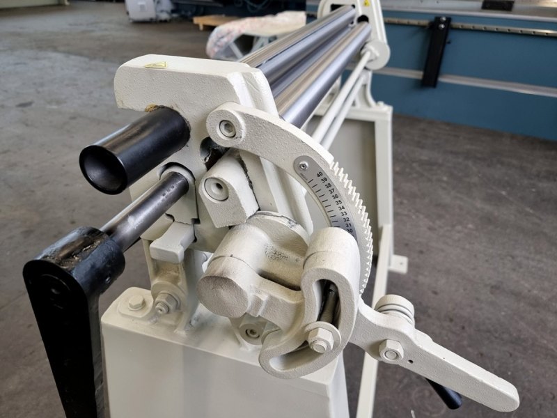 Händische 3-Walzen Blechrundbiegemaschine R 1050 x 56