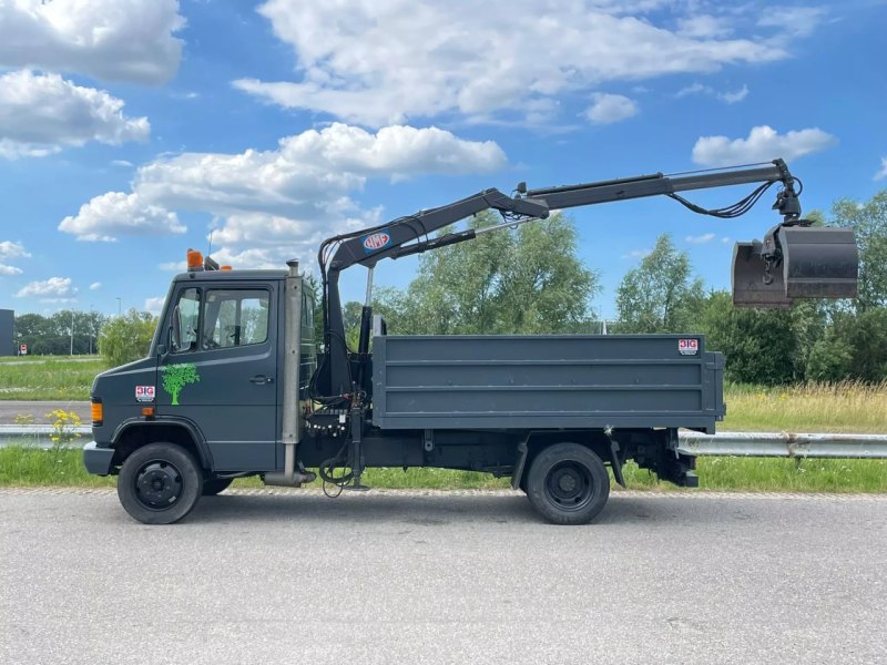 Mercedes Benz 4×2 809D HMF Crane