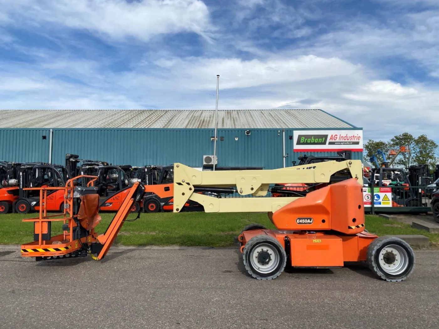 JLG E450AJ - 1
