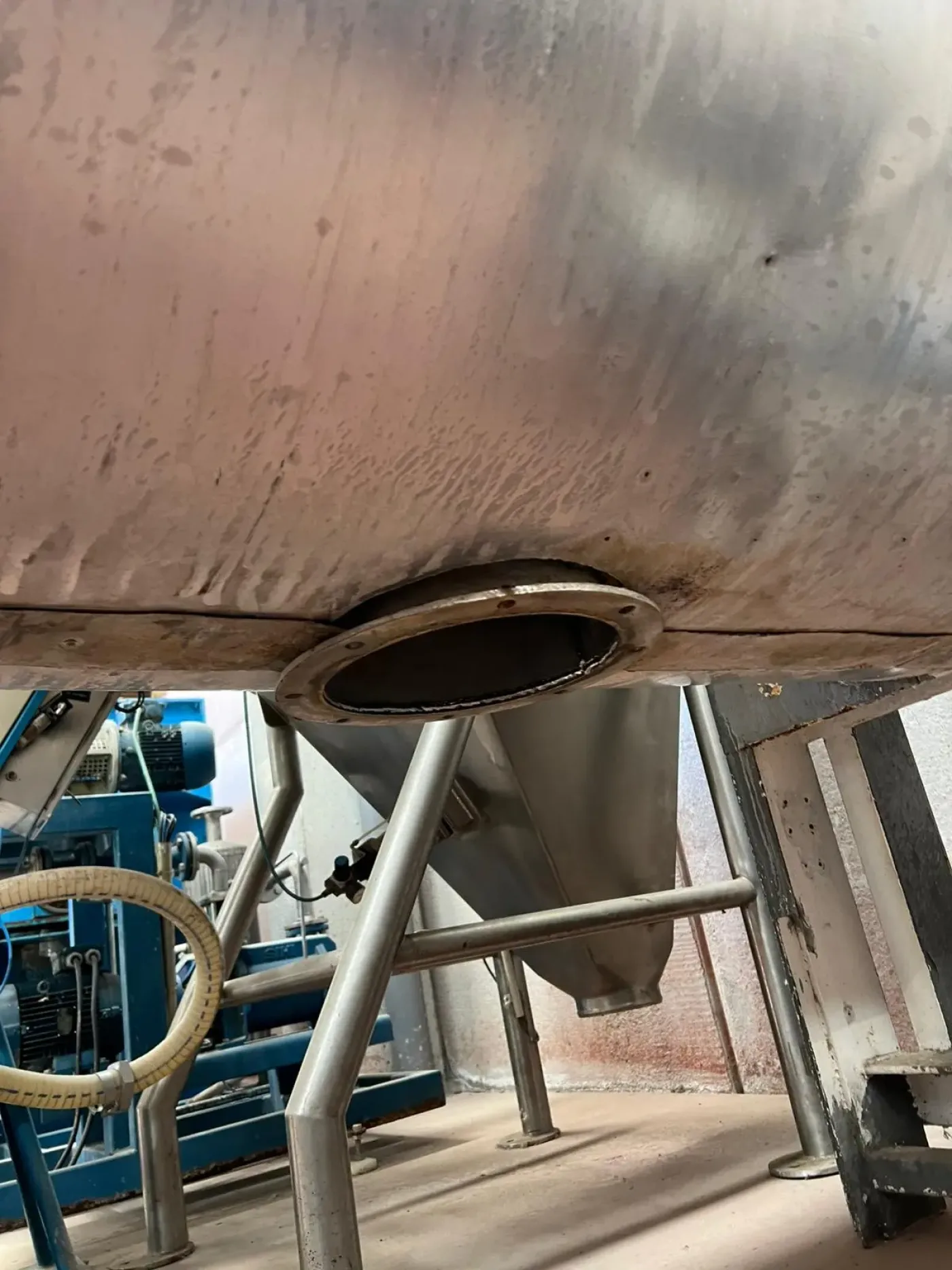 BELT MIXER 1300 LITERS WITH USED BAG FEEDING SYSTEM - 4
