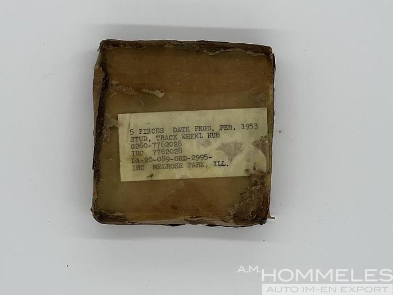 IHC 7762028 , STUD, TRACK WHEEL HUB
