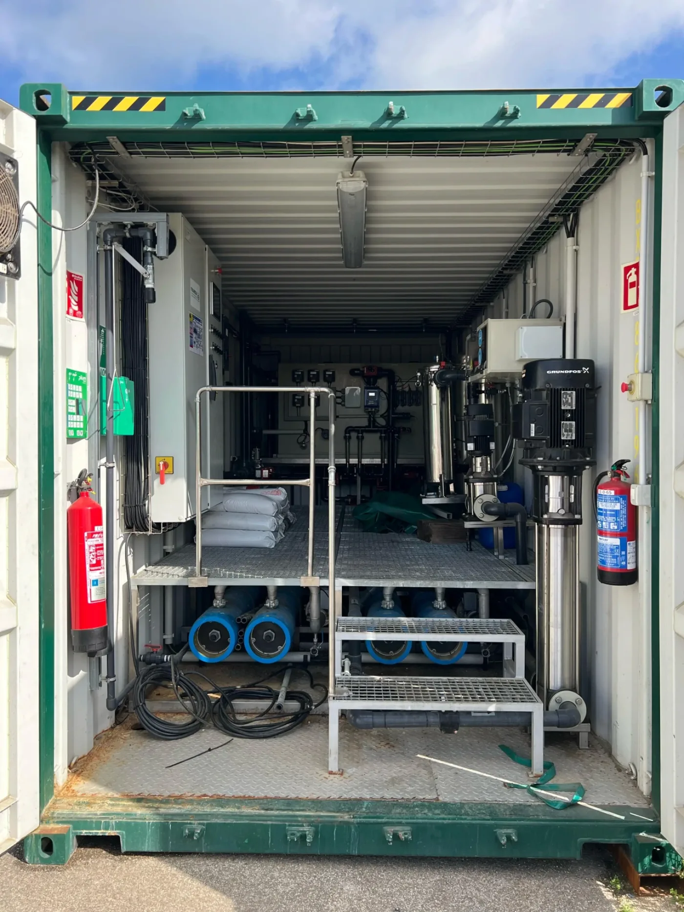 MOBILE CONTAINER WITH COMPLETE WATER OSMOSIS SYSTEM - 2