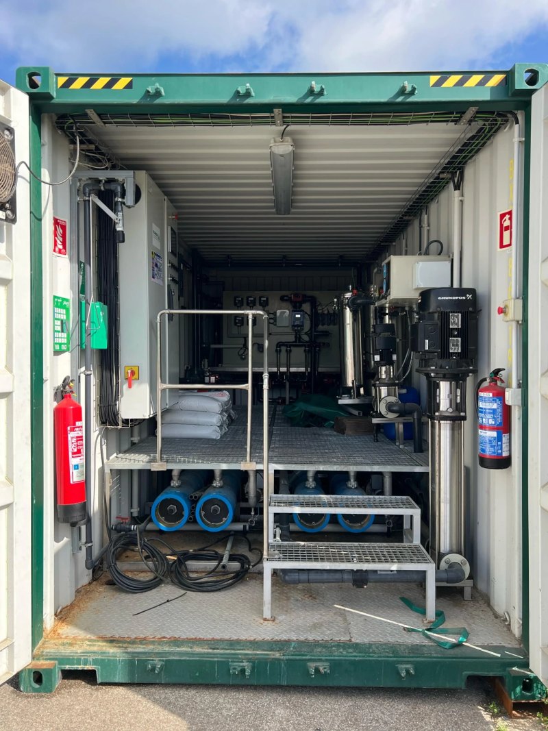 MOBILE CONTAINER WITH COMPLETE WATER OSMOSIS SYSTEM