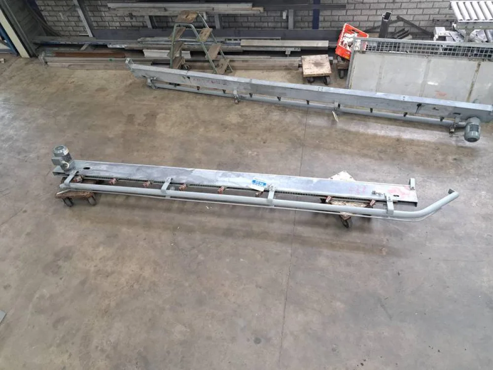 Empty hook conveyor