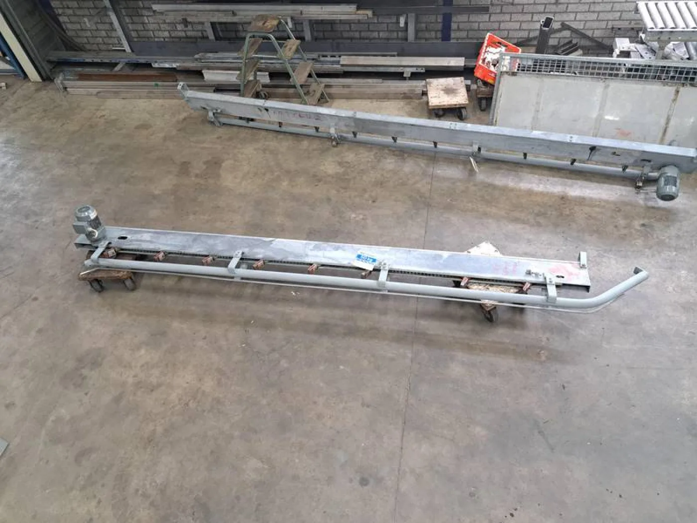 Empty hook conveyor - 1