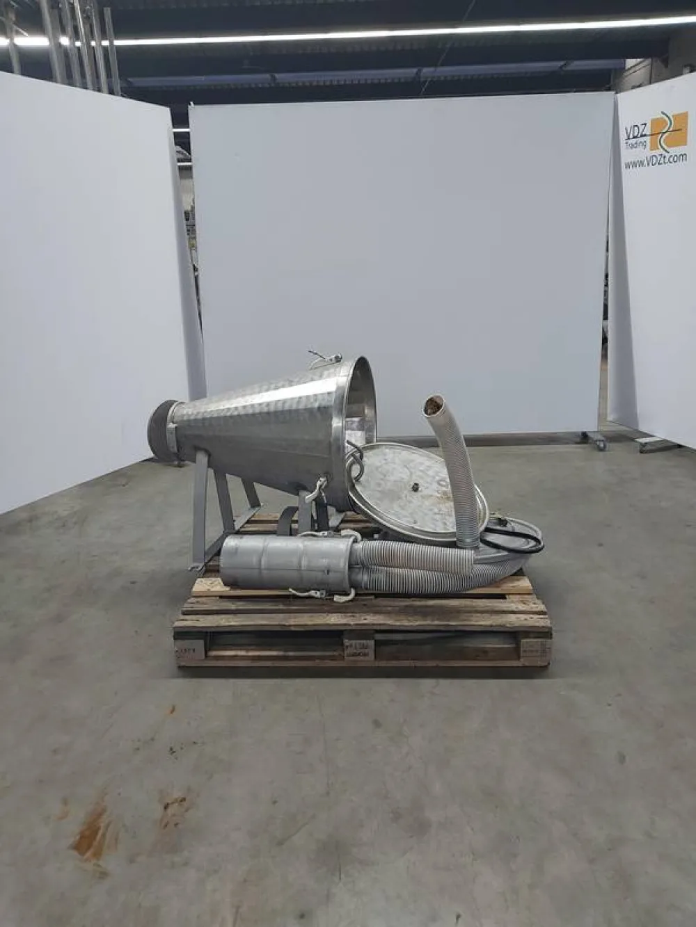 Vacuum buffer tank for fat and-or Spinal cord removal from carcasses