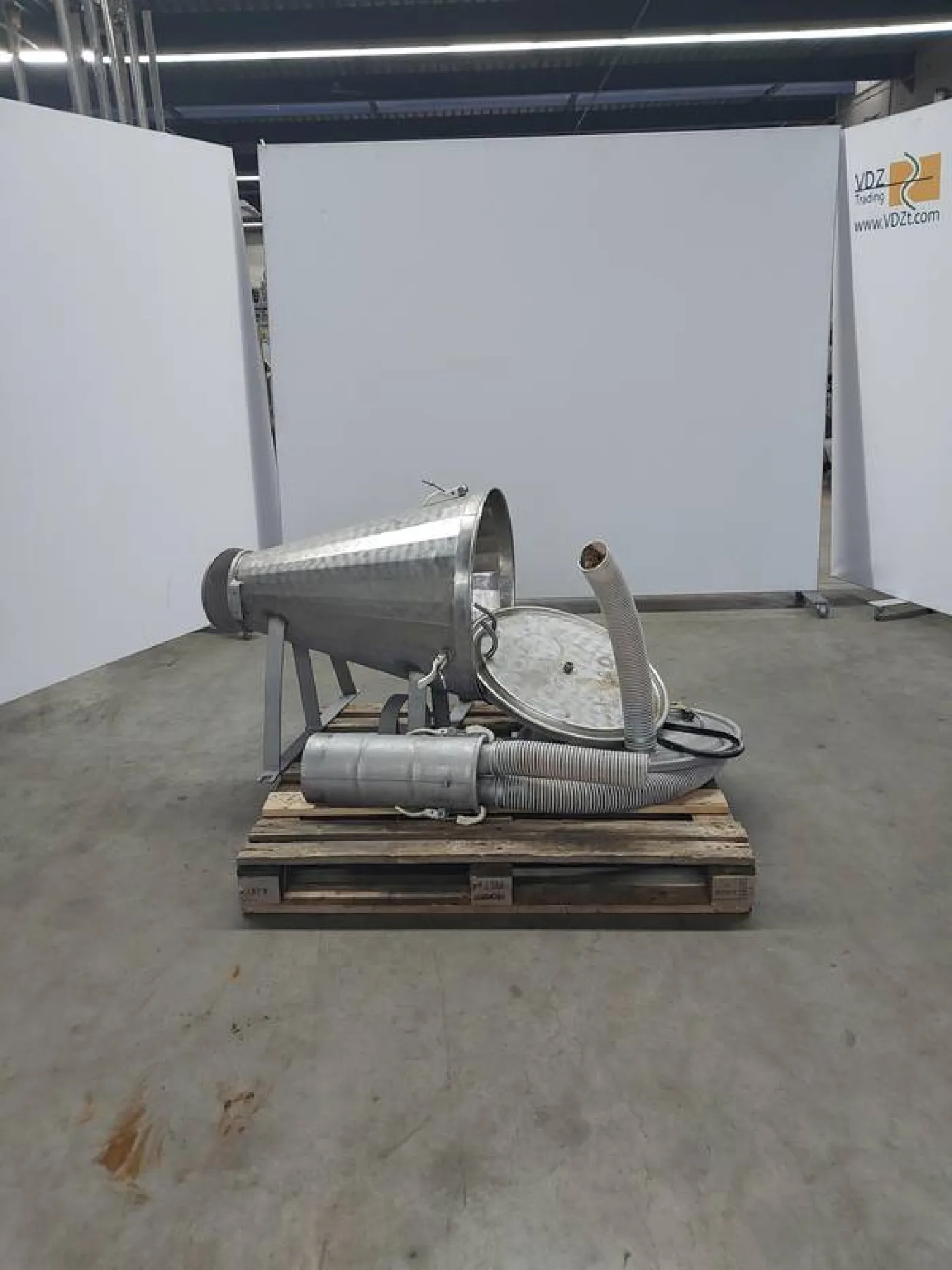 Vacuum buffer tank for fat and-or Spinal cord removal from carcasses - 1