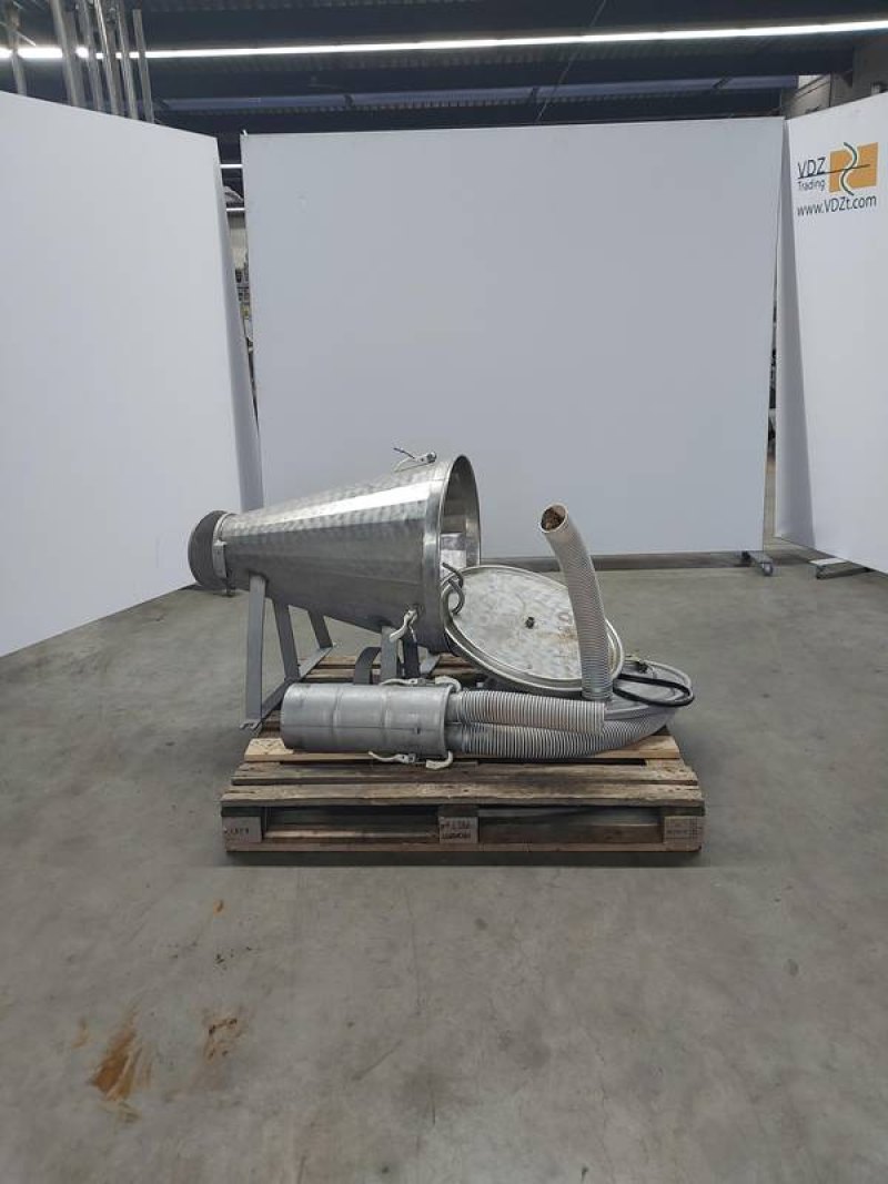 Vacuum buffer tank for fat and-or Spinal cord removal from carcasses