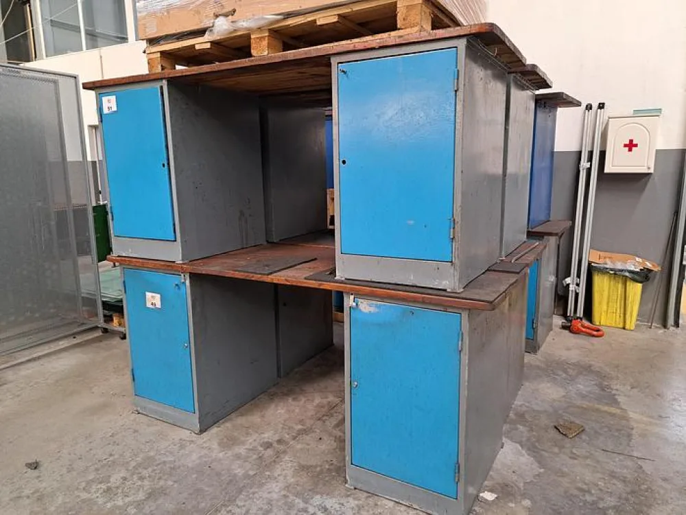 Bancada de trabalho com gavetas