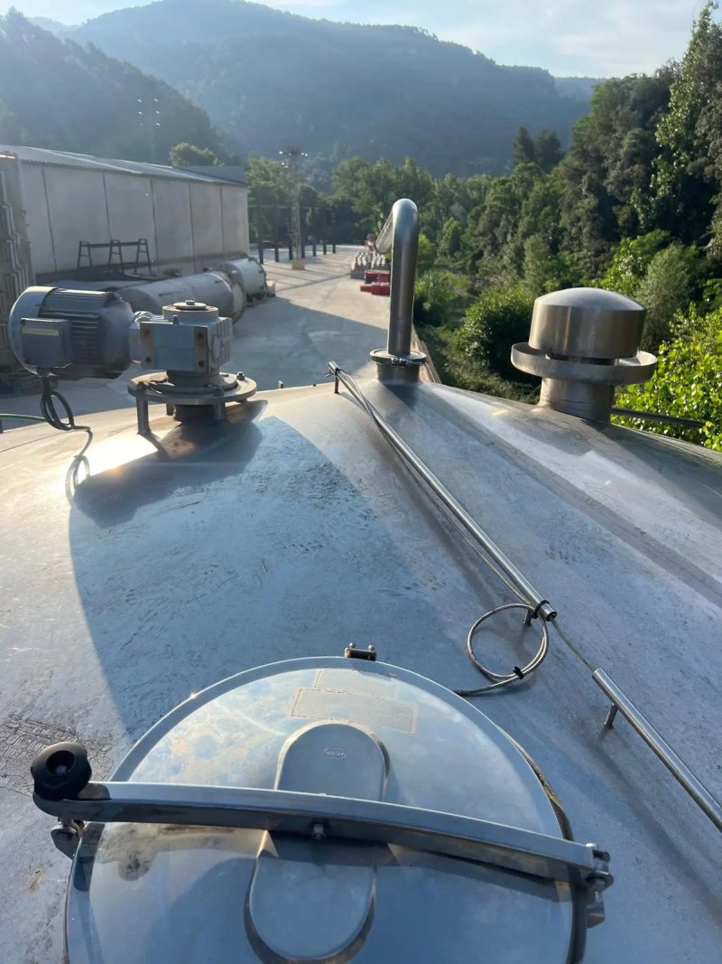 STAINLESS STEEL TANK 304 25,000 LITERS WITH AGITATION AND HERMETIC INSULATION