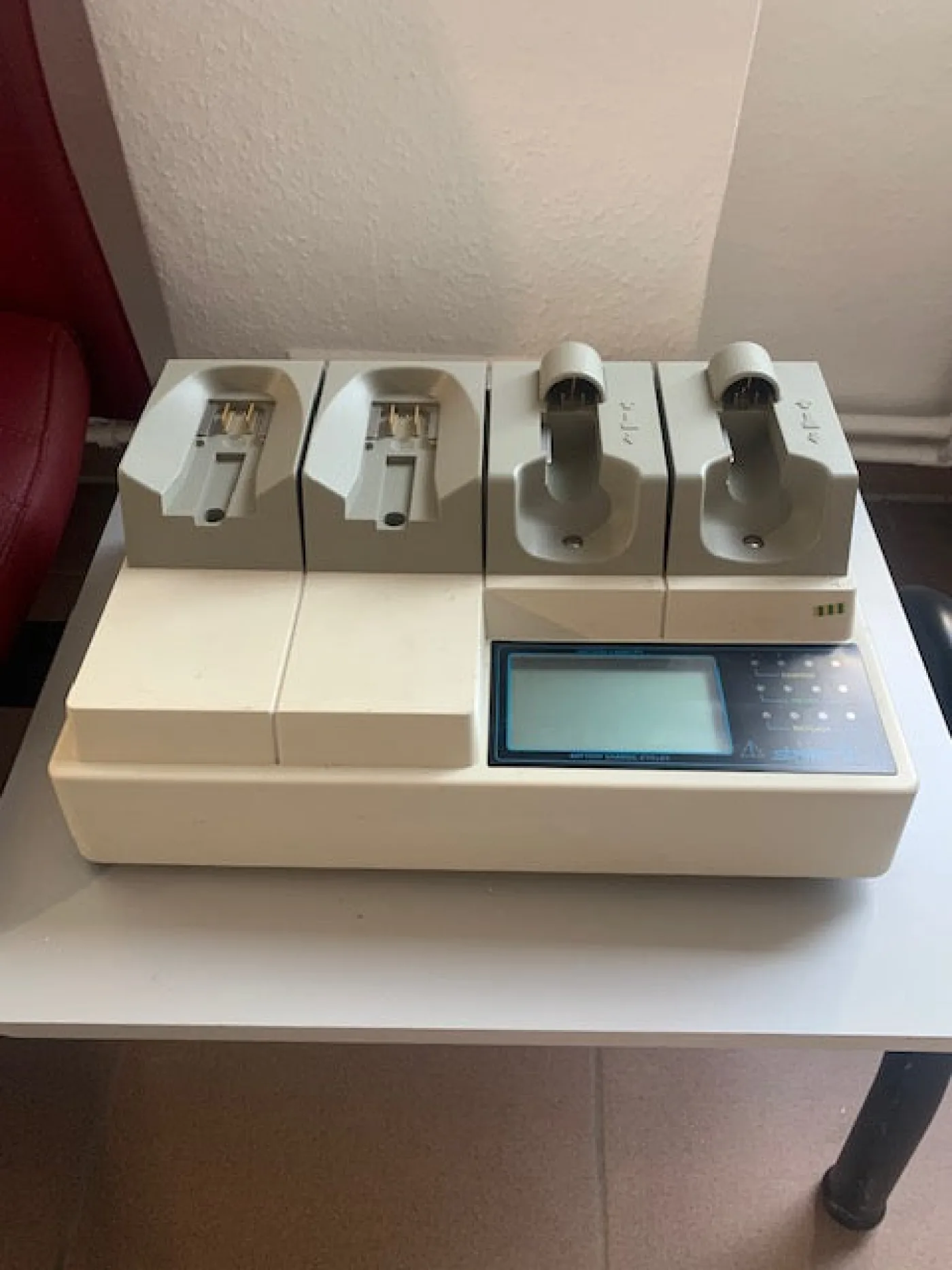 Stryker Batterycharger Akkuladegerät - 1