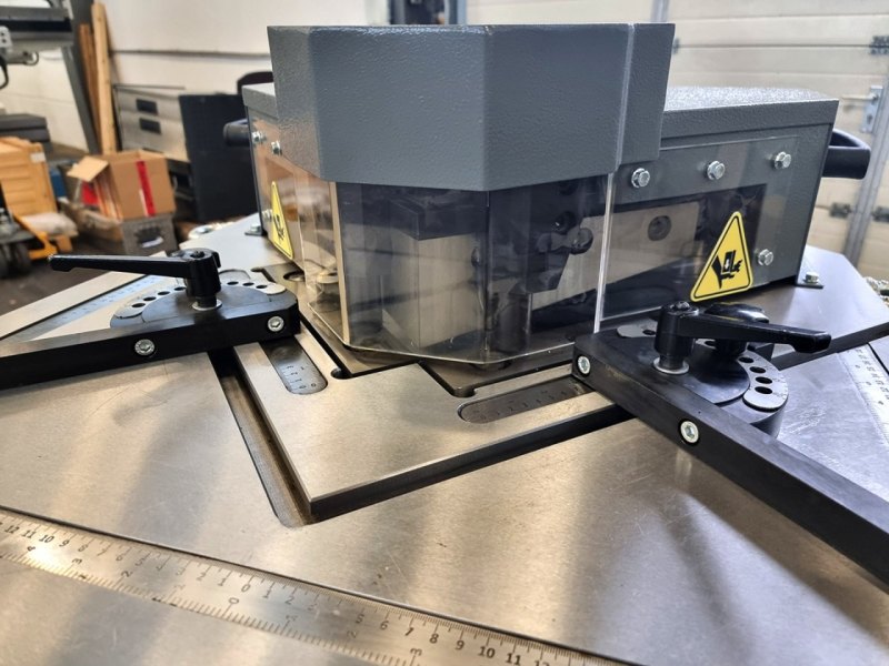 Ausklinkmaschine mit fixem Winkel HNM-4 F