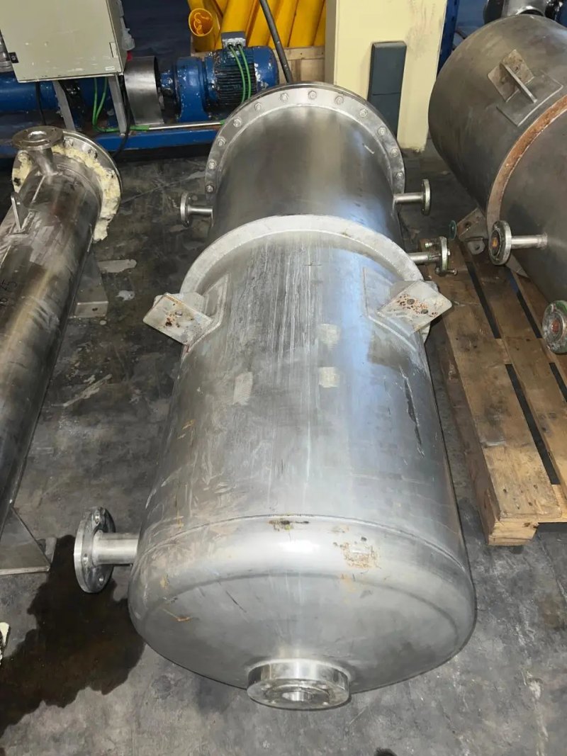 USED STAINLESS STEEL TANK 430 LITERS WITH INTERIOR COIL