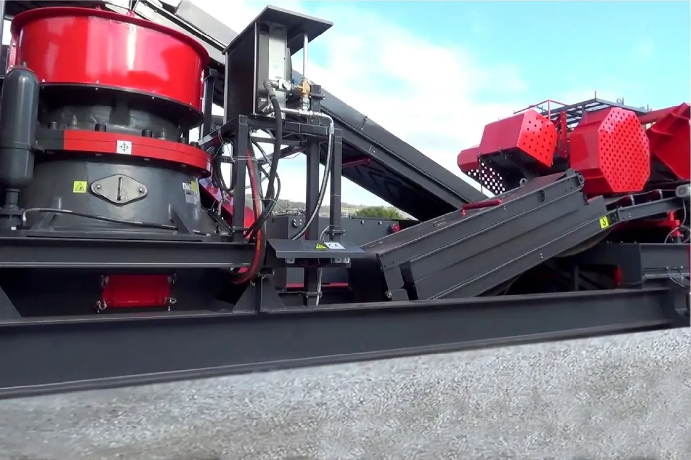 General 944 — Mobile Jaw + Cone Crushing & Screening Plant - 10