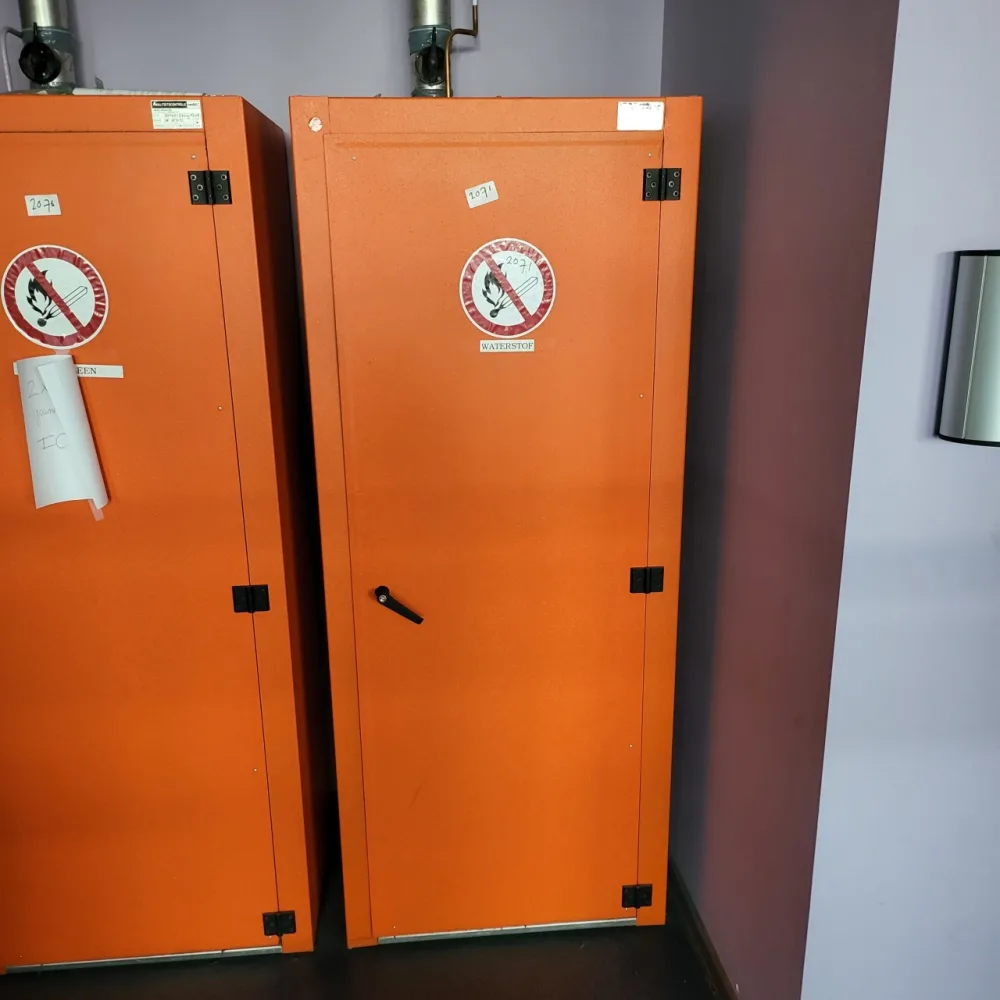 2071 - Used Schramm safety cabinet for compressed gas cylinders