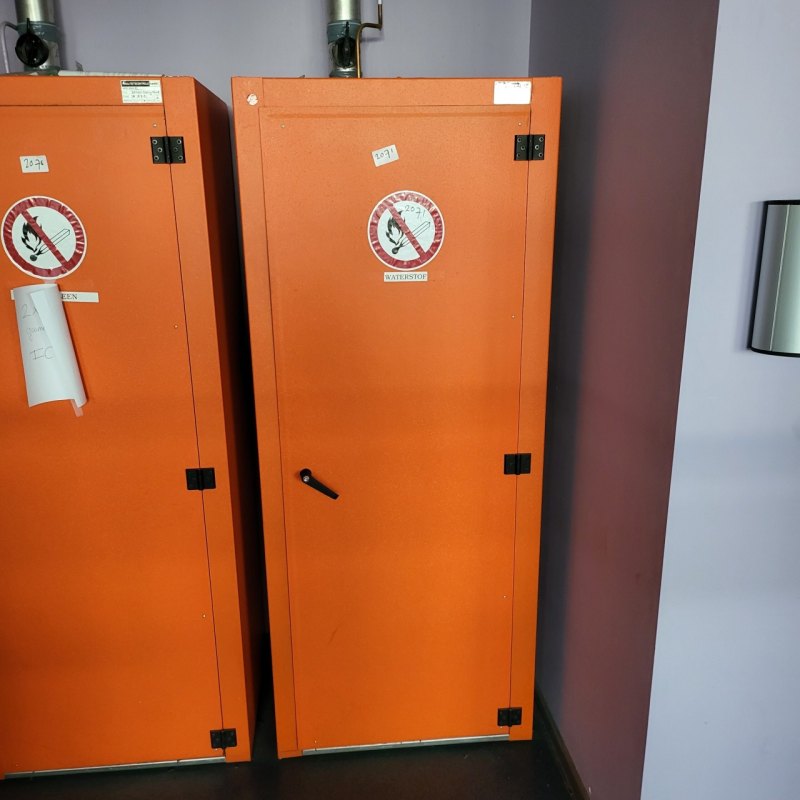 2071 - Used Schramm safety cabinet for compressed gas cylinders