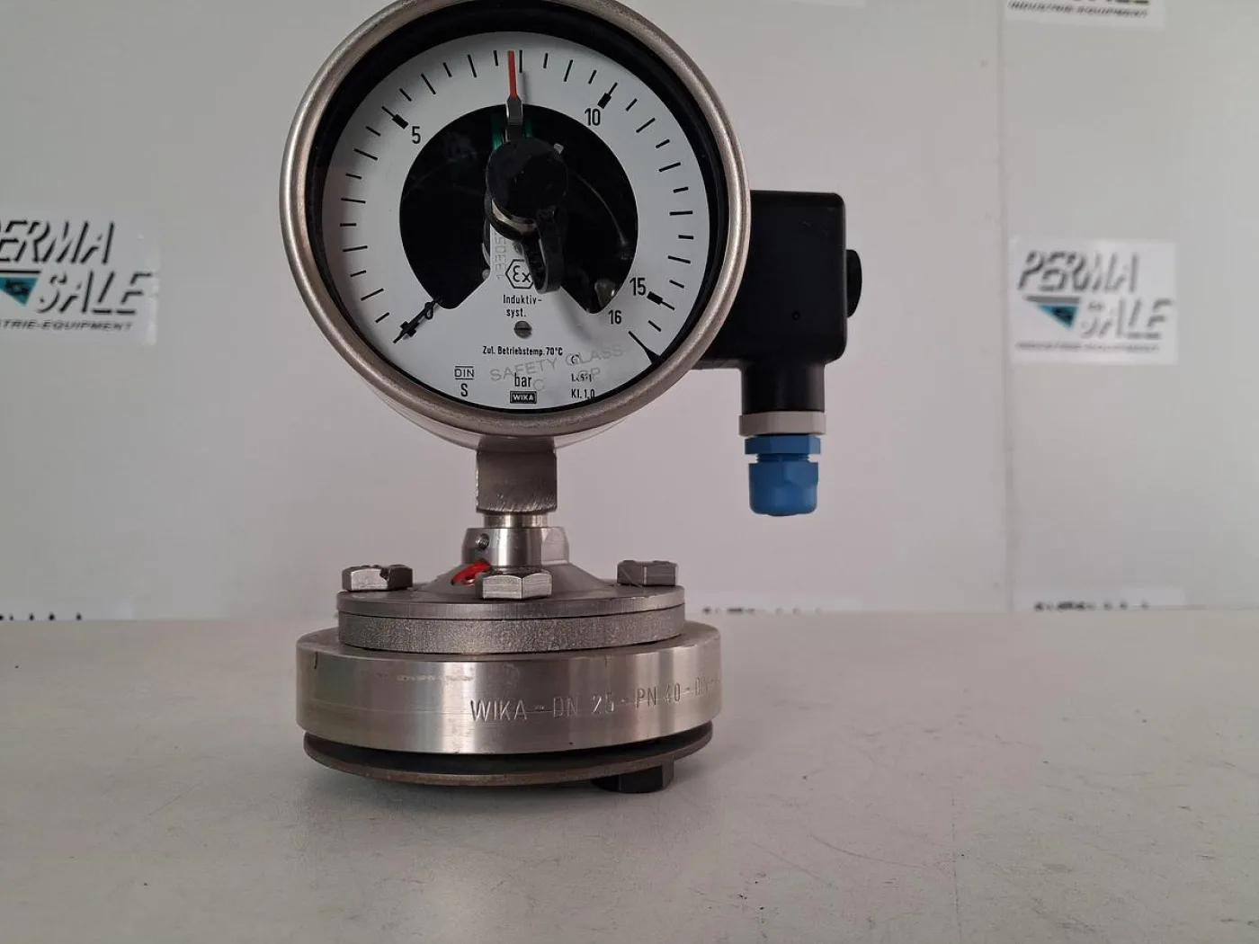 WIKA 831.1 Pressure Gauge 0–12 bar with Inductive Contact Switch - 2