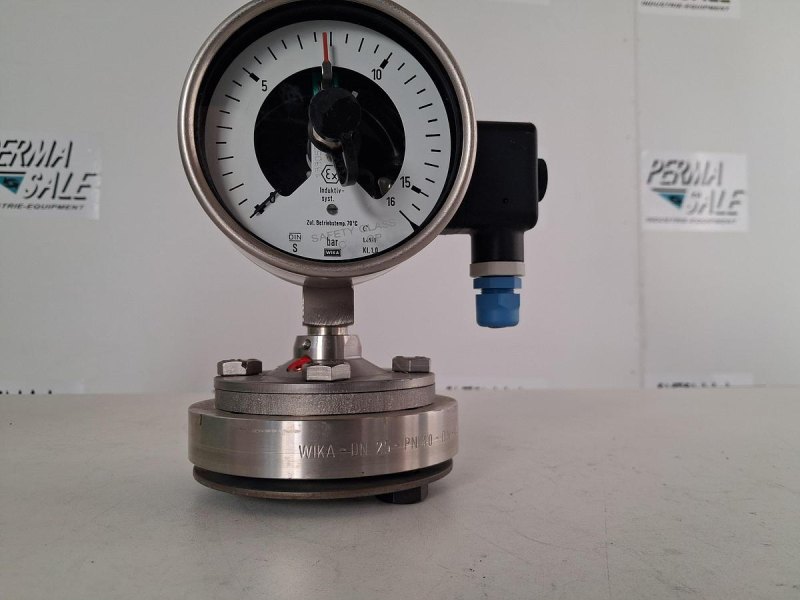 WIKA 831.1 Pressure Gauge 0–12 bar with Inductive Contact Switch