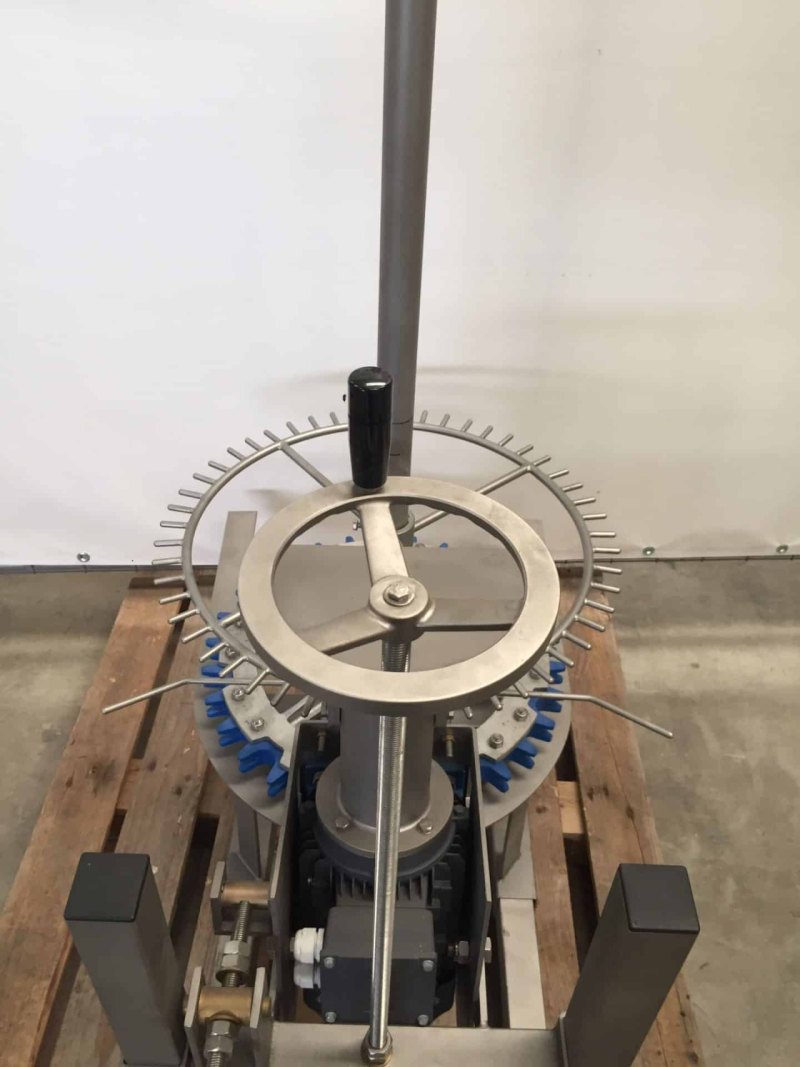 Poultry hock cutter