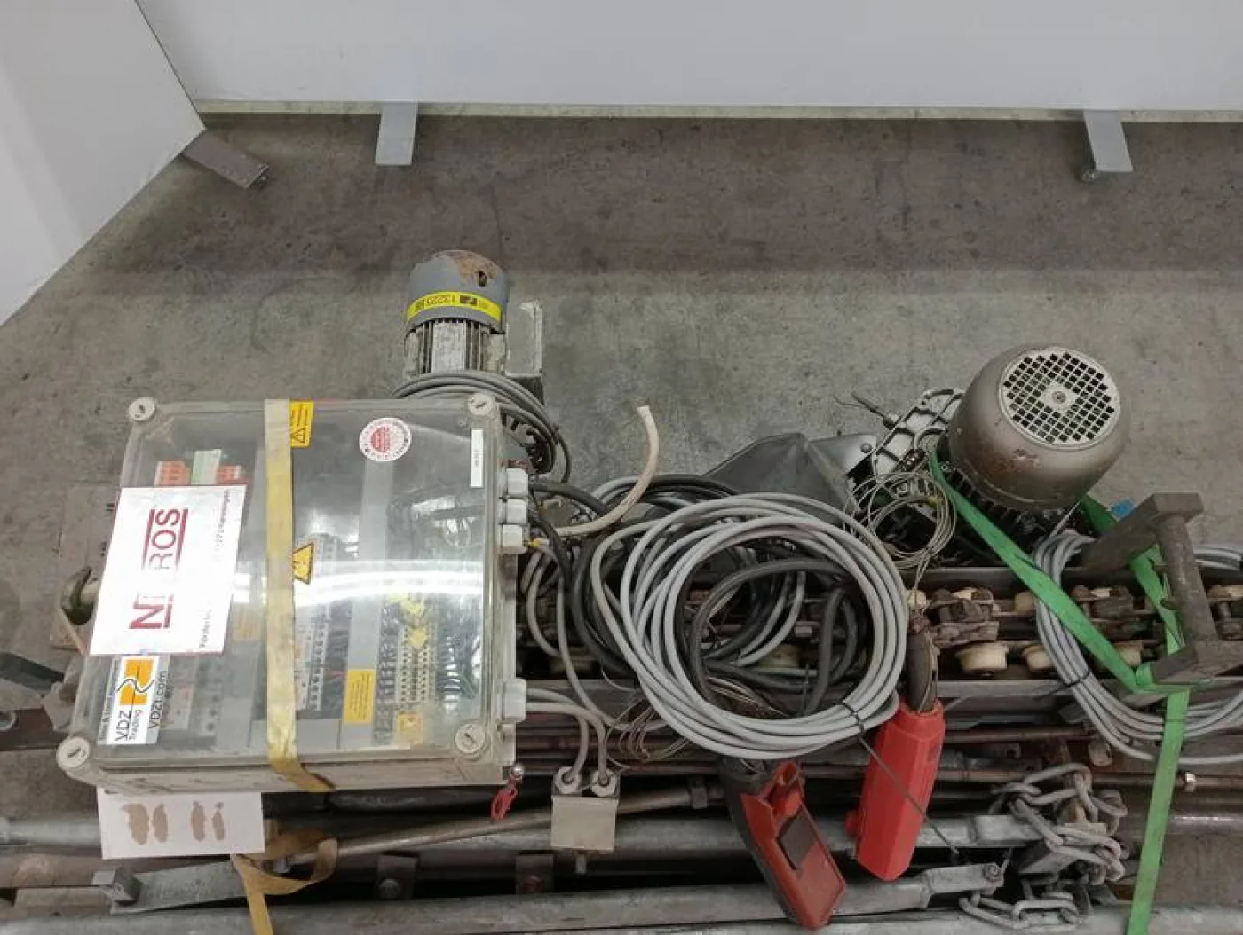 Truck loading and unloading elevator - 6
