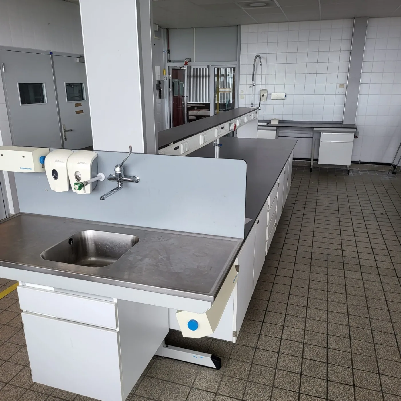 2084 - Used S+B island laboratory table (455 cm) - 1