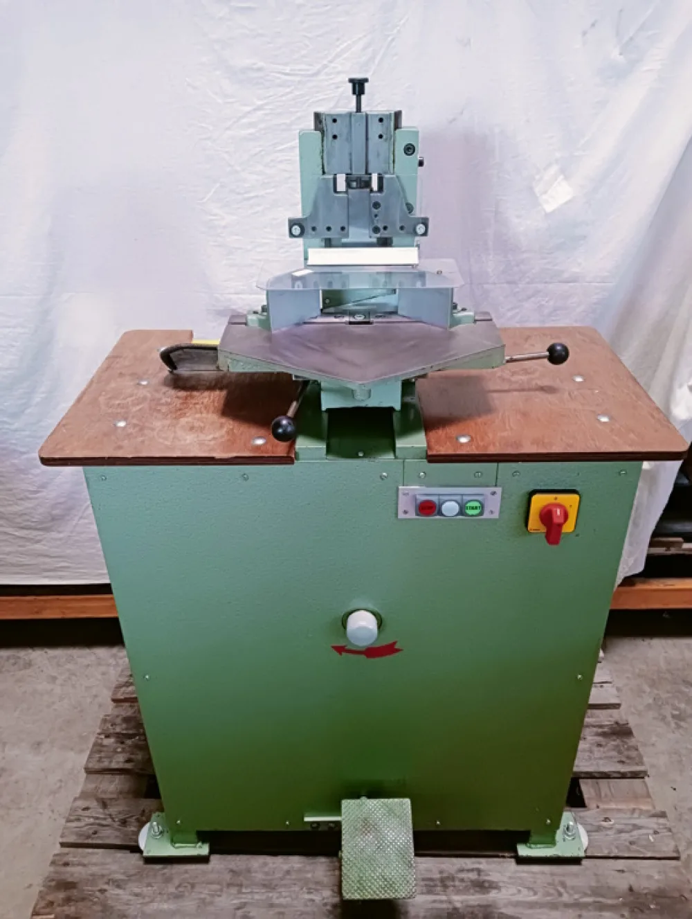Eckenrundstoßmaschine Foellmer M