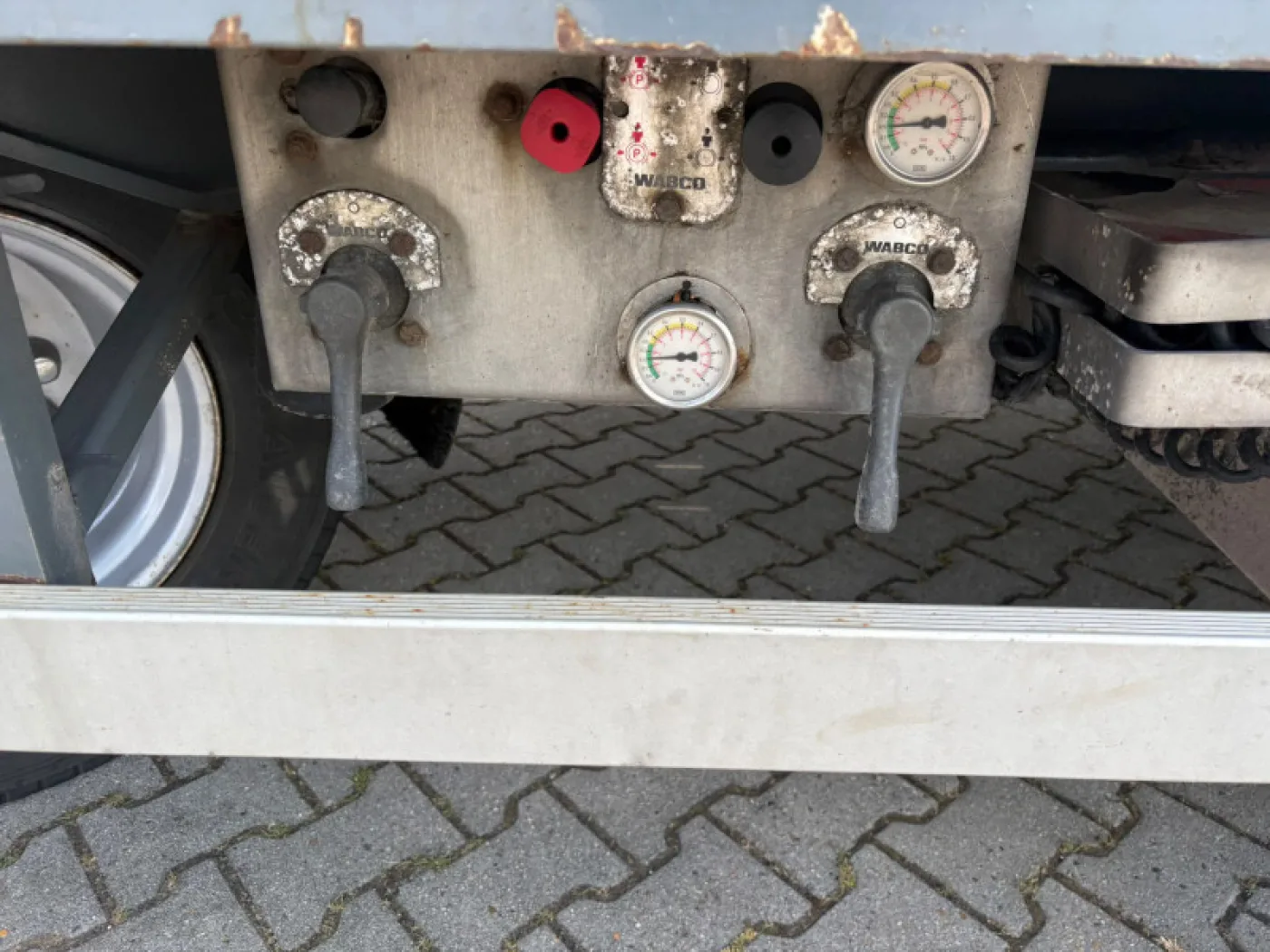 Vlastuin 30T Flatbed Trailer + 80CM-High Container Racks, Excellent Condition - 7