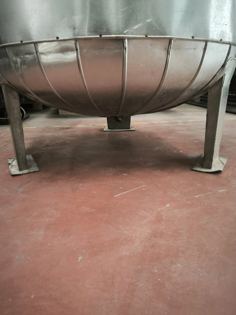 INSULATED STAINLESS STEEL TANK 1,000 LITERS WITH INTERNAL COIL