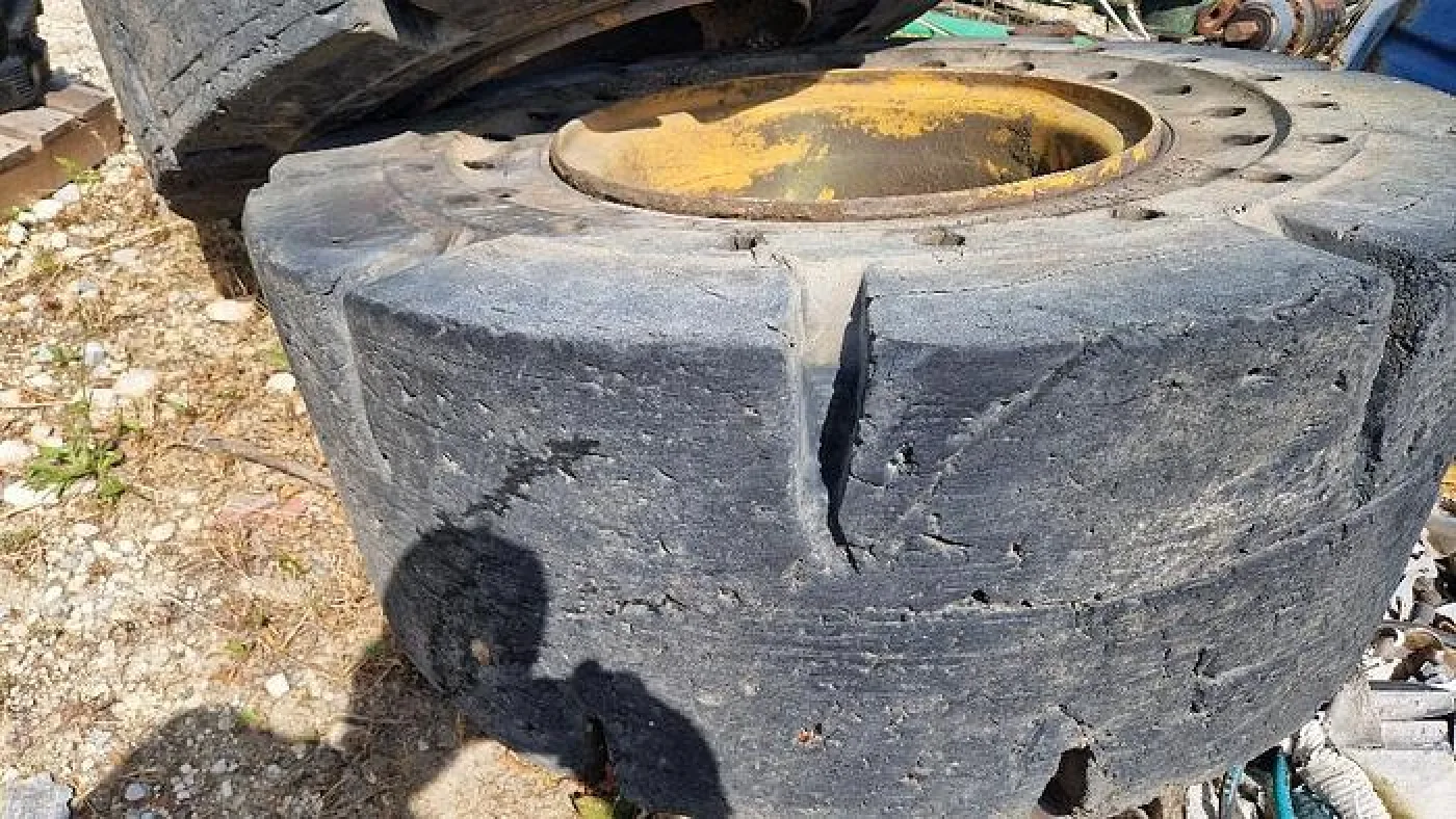 BIG Vollgummi Räder 20,5 x 25 mit Volvo Felgen - 5