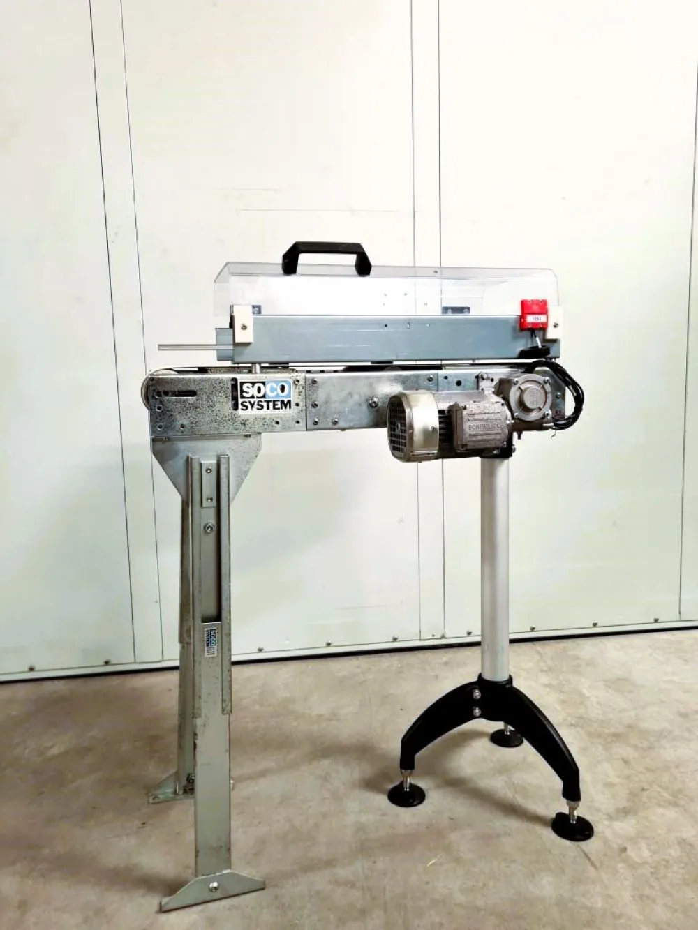 NASTRO TRASPORTATORE A TAPPETO MOTORIZZATO CON CARTER DI PROTEZIONE – SOCO SYSTEM