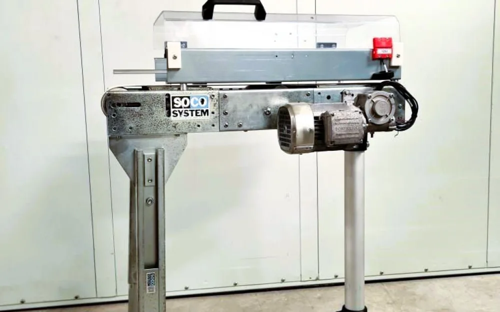 NASTRO TRASPORTATORE A TAPPETO MOTORIZZATO CON CARTER DI PROTEZIONE – SOCO SYSTEM