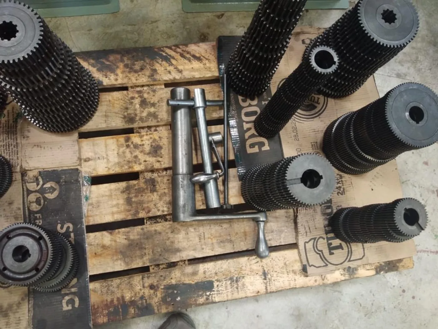 SET COMPLETO DI 3 GENERATORI DI INGRANAGGI CONICI DIRITTI (R + F), GLEASON - 12 - Laxmi Metal & Machines, Rohtak - 3