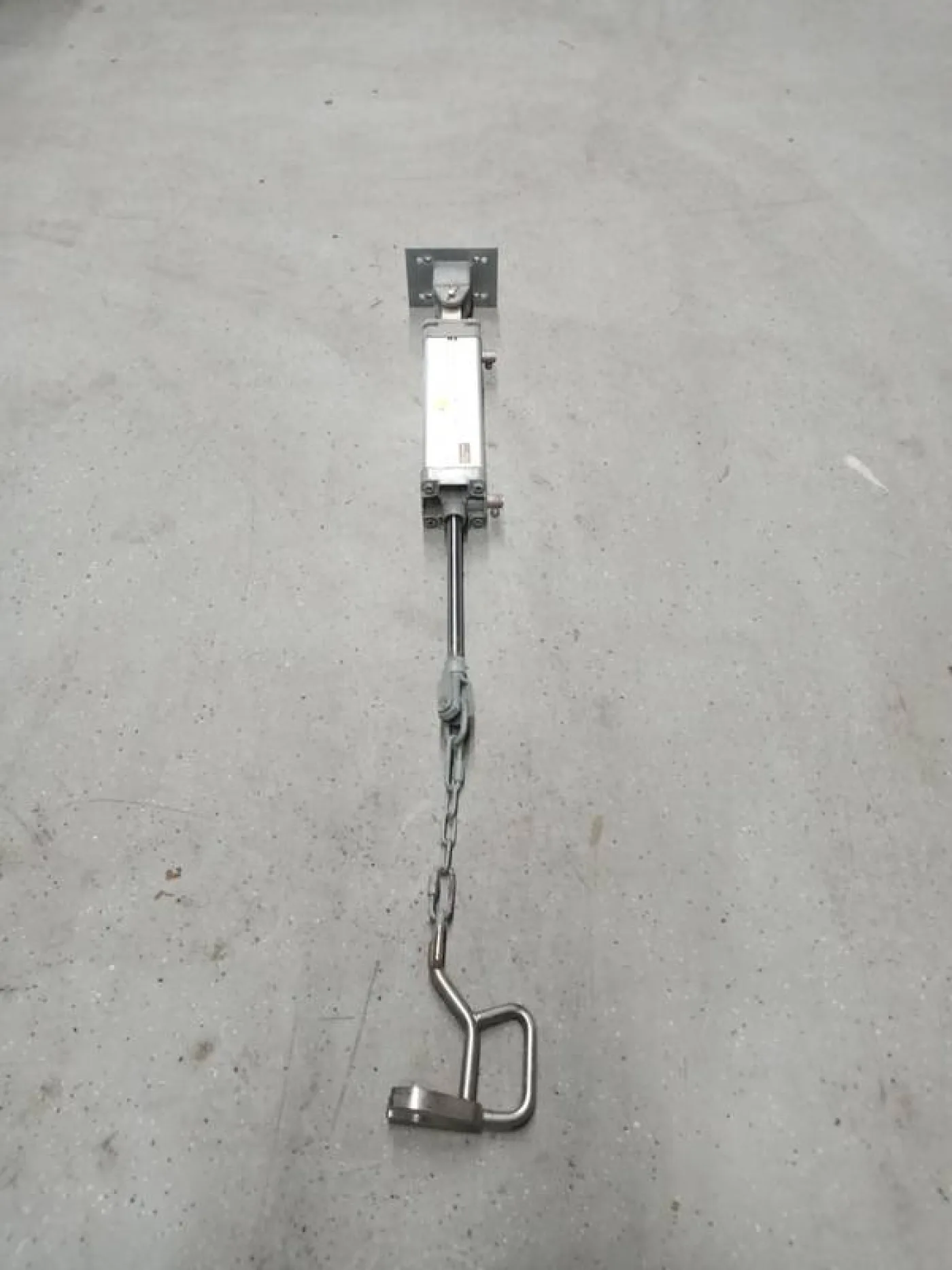 Hook lift cylinder for rehanging - 2