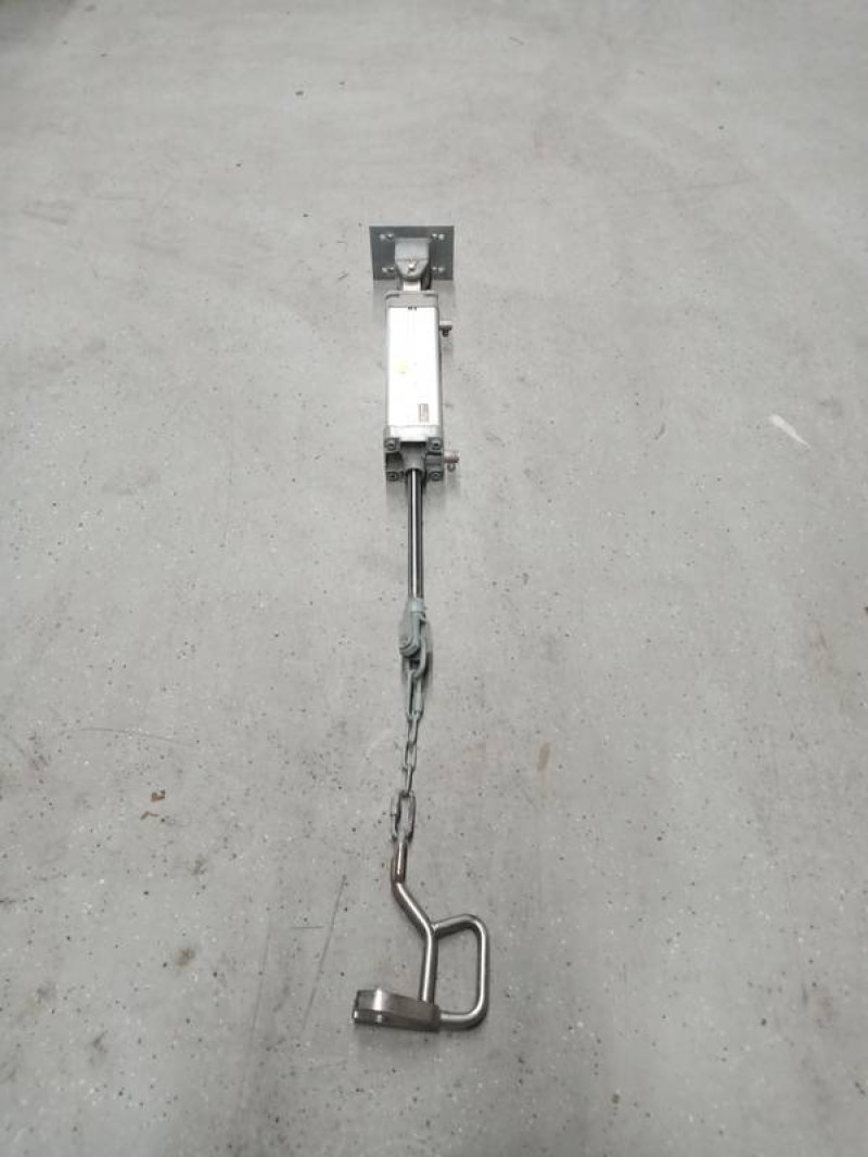 Hook lift cylinder for rehanging