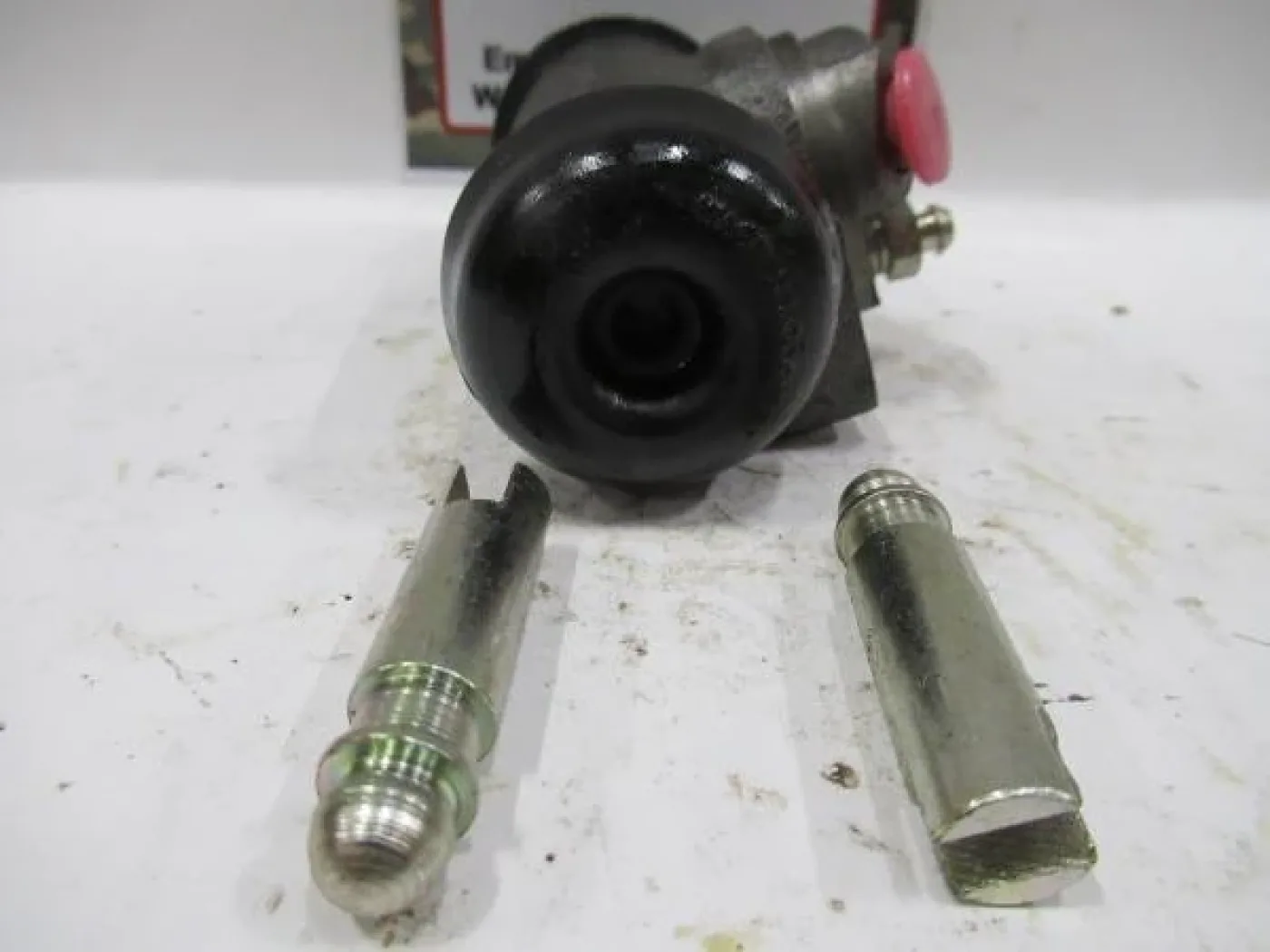 Wielremcilinder rechts, Kaiser jeep M715 - 3