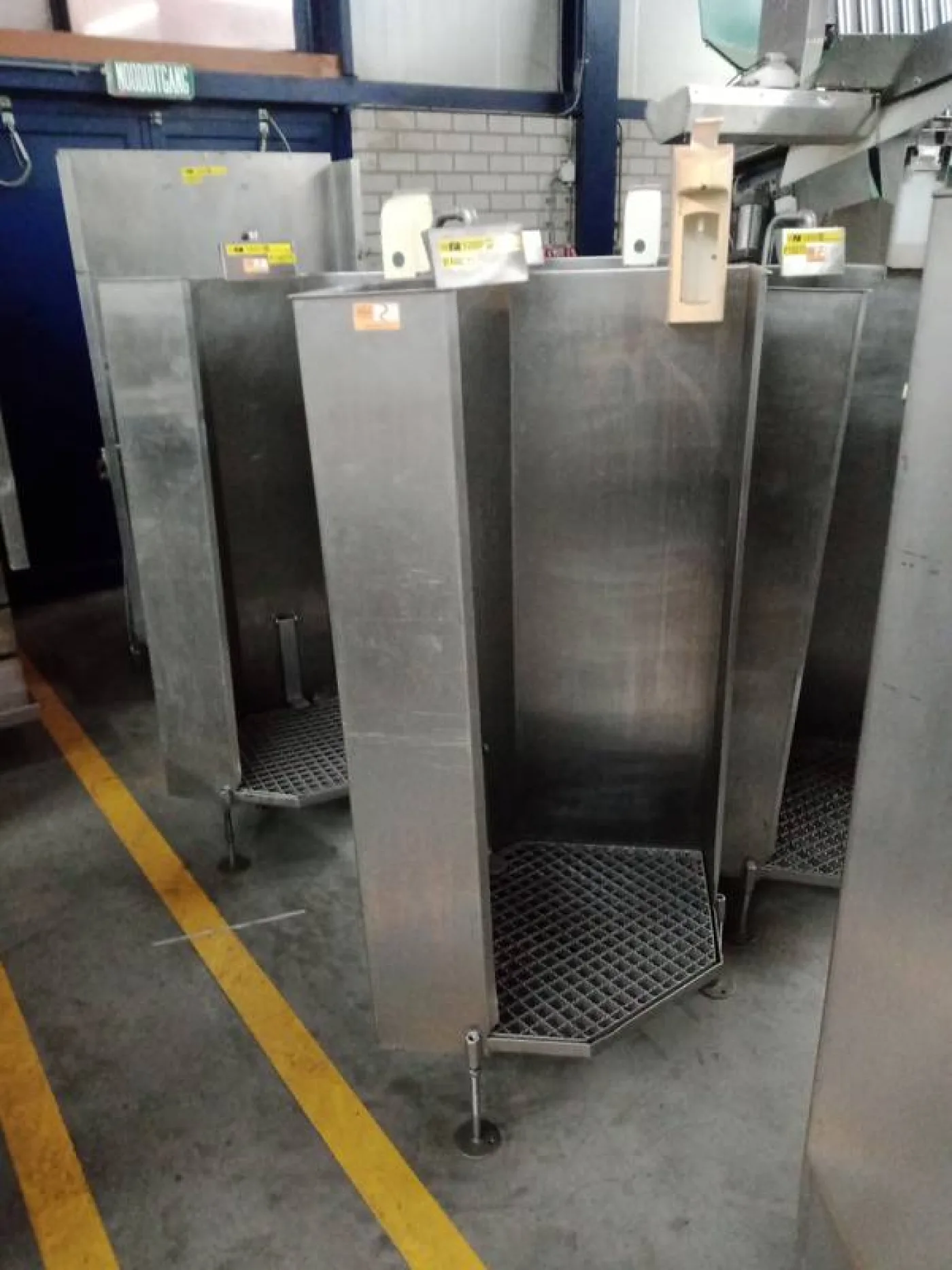 Apron wash cabinet - 2