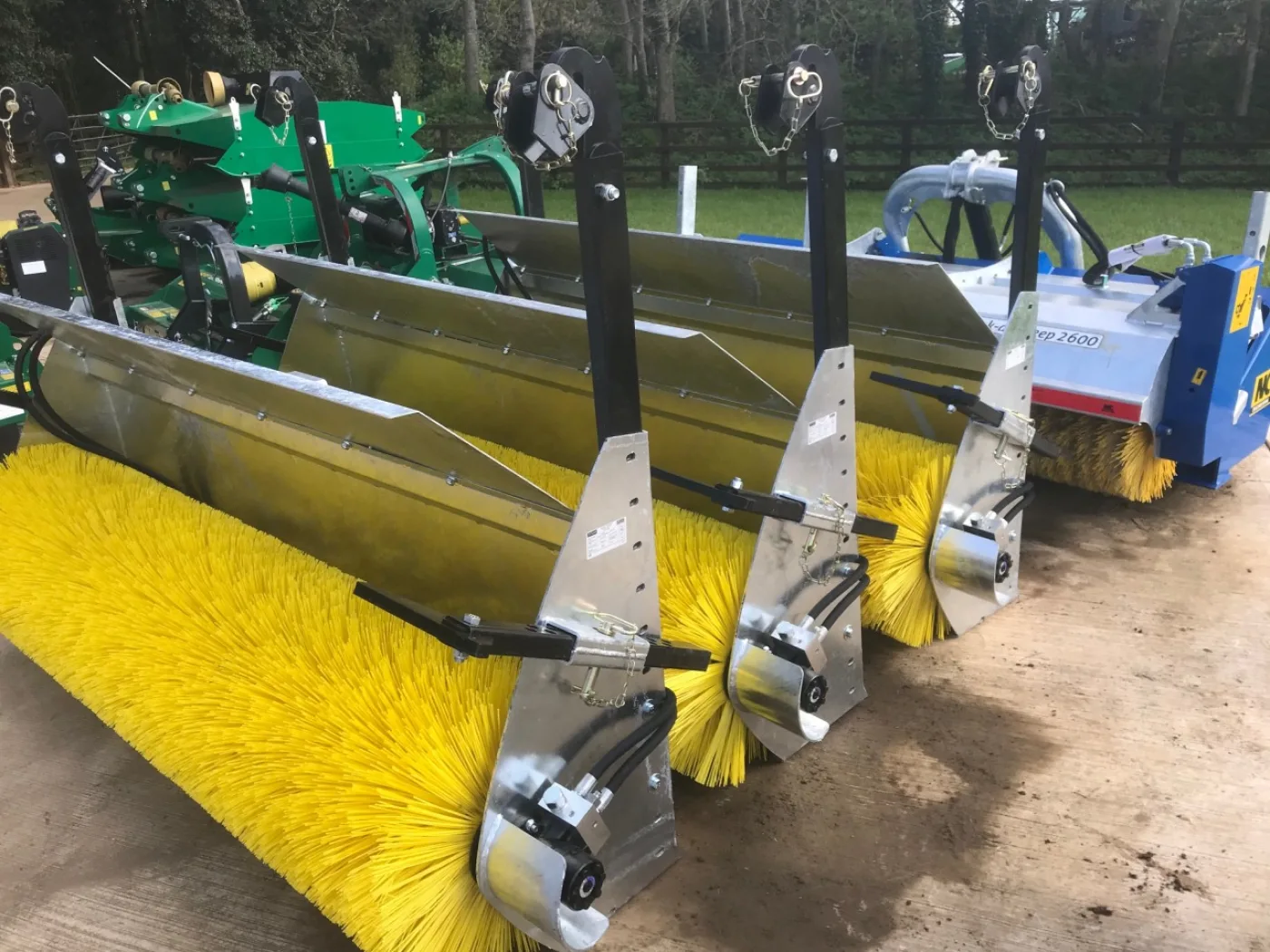 Eastern Attachments X-Form Bucket Brush BS-76 - 1