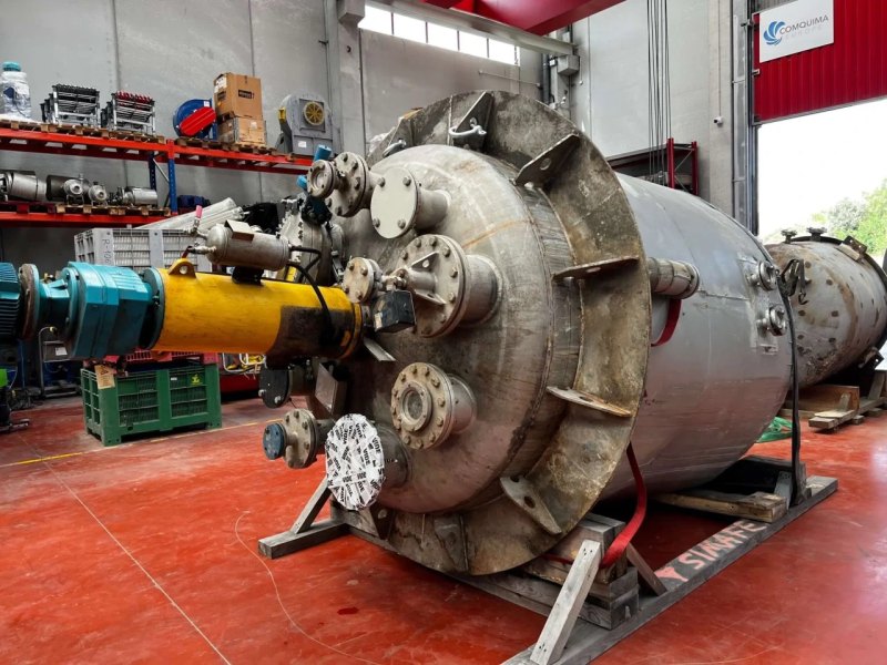 USED 6000 LITRES STAINLESS STEEL 316L REACTOR WITH HALF-COIL, HEAT-INSULATED AND AGITATION
