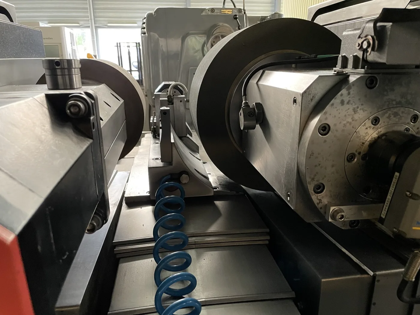 RECTIFIEUSE CENTERLESS “TSCHUDIN” ECOLINE 400 CNC contrôle Fanuc 21i-MB unité de dressage Dr. Kaiser, Révision par Tschudin Suisse en 2017 Year 2006 - 5