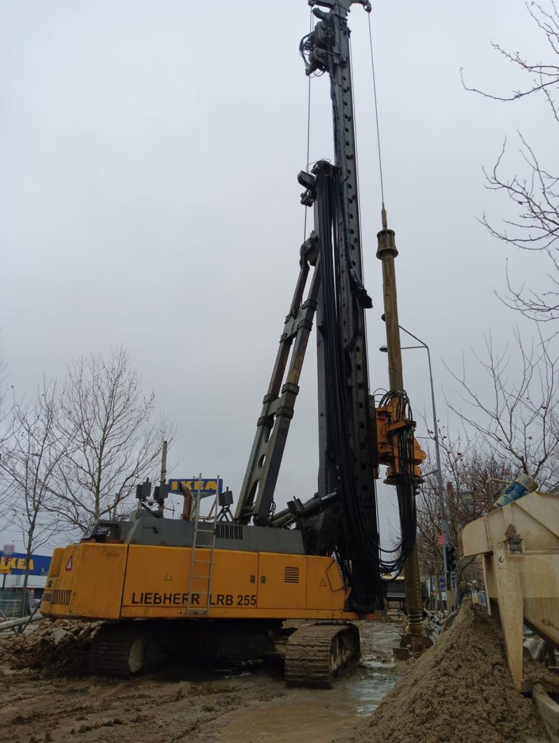 Bauer BG 22 H Rotary Piling Rig