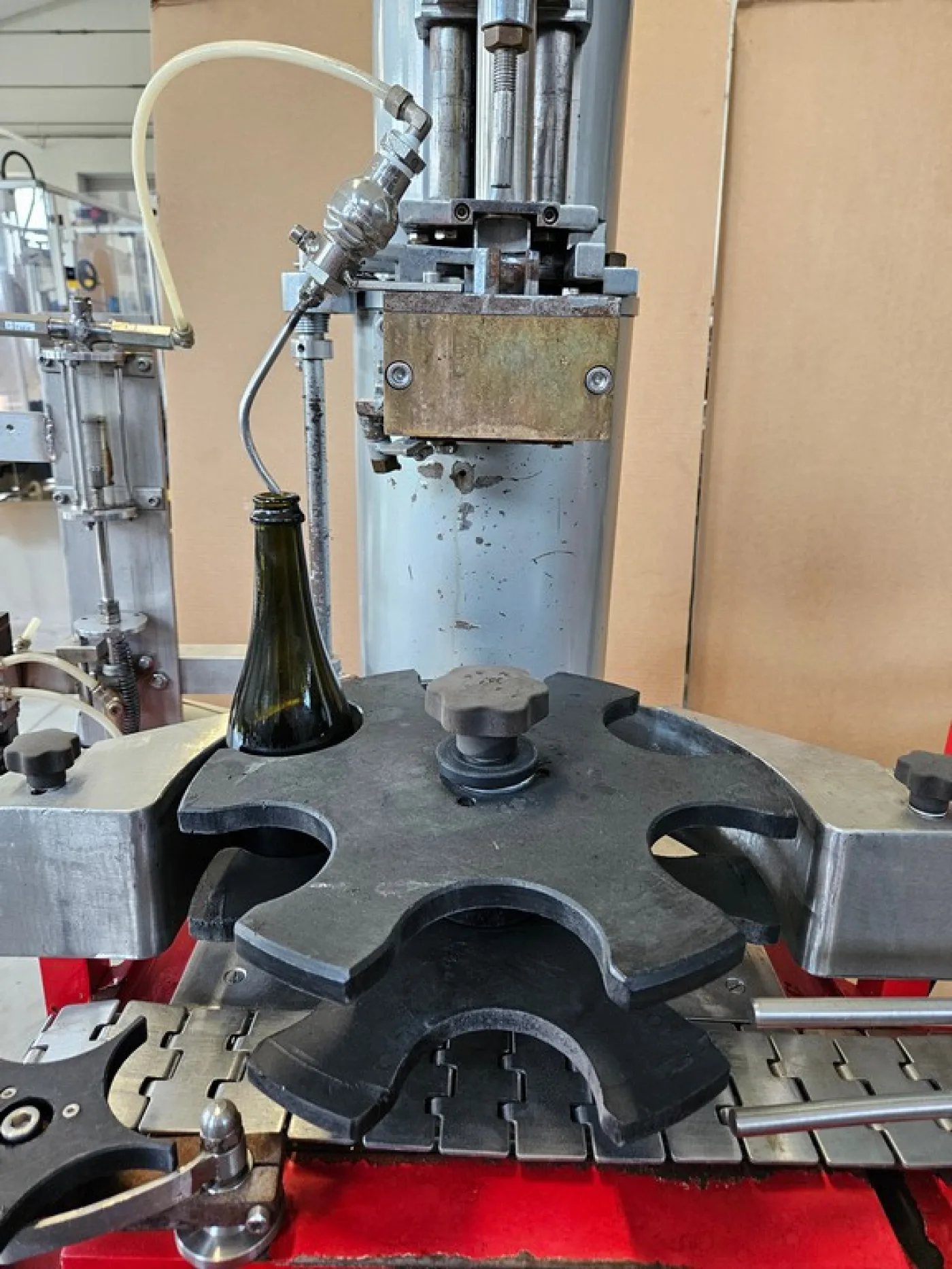 QUAGLIA E GIUSO AUTOMATIC CORKING MACHINE, SINGLE-HEAD FOR MUSHROOM CORK, WITH LIQUEUR DISPENSER, SECOND-HAND MACHINE - 7
