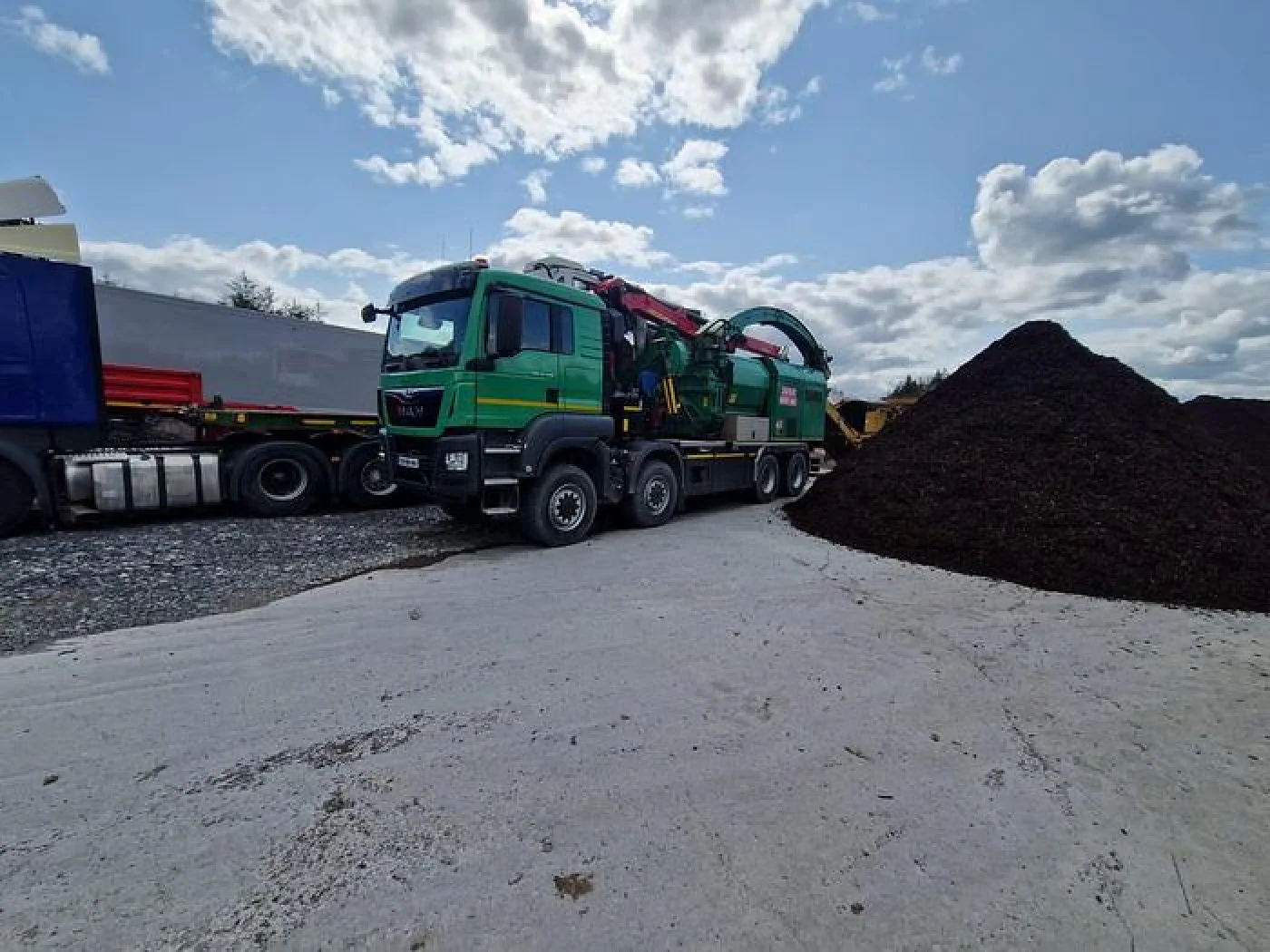 2017 Jenz HEM 583 R Chipping Truck - 5