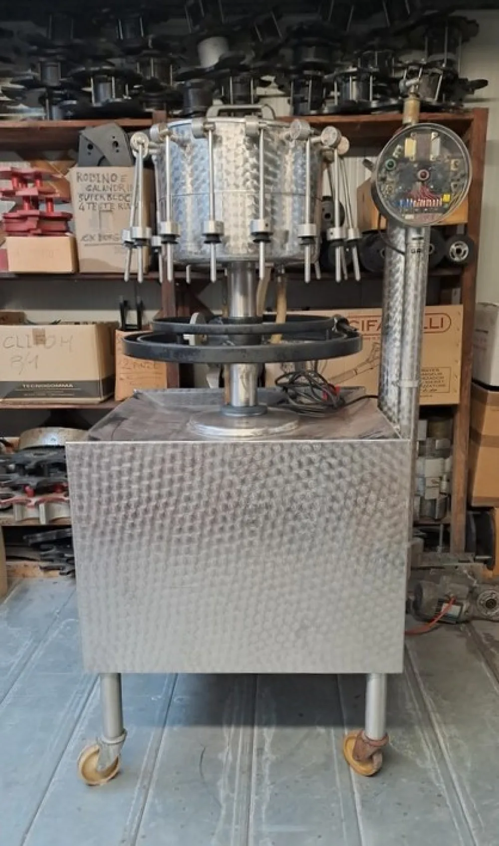 SEMIAUTOMATIC FILLING MACHINE IN STAINLESS STEEL GAI WITH 14 VALVES, SECOND-HAND MACHINE