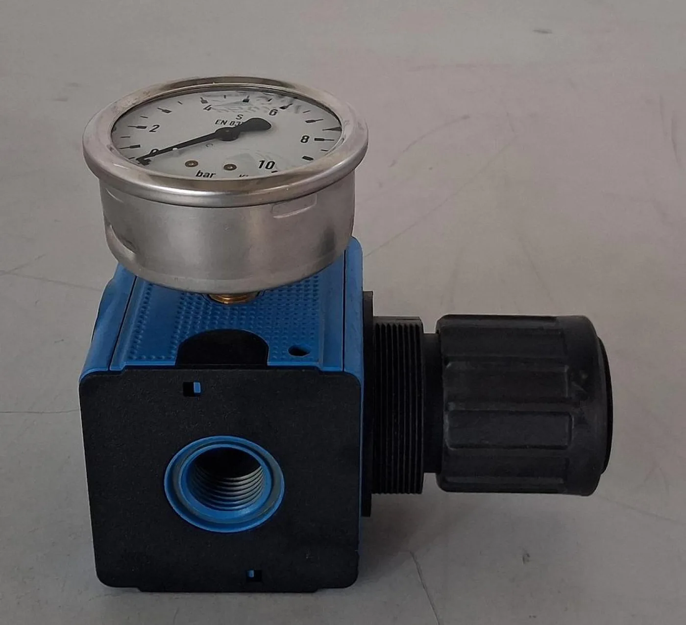 Pressure Regulator with WIKA Pressure Gauge - 1